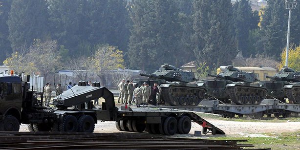 Tanques turcos apostados en la frontera con Siria