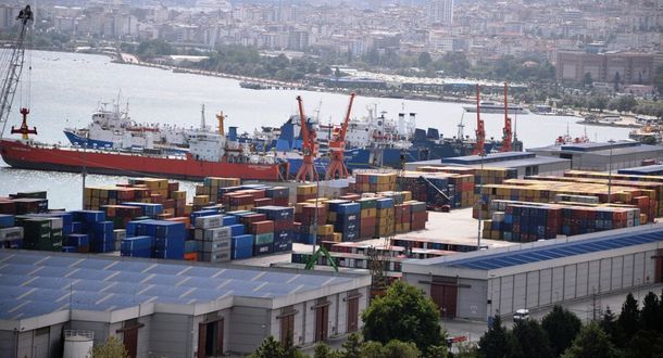 Varios barcos turcos esperan la aceptación de Rusia para cruzar la frontera